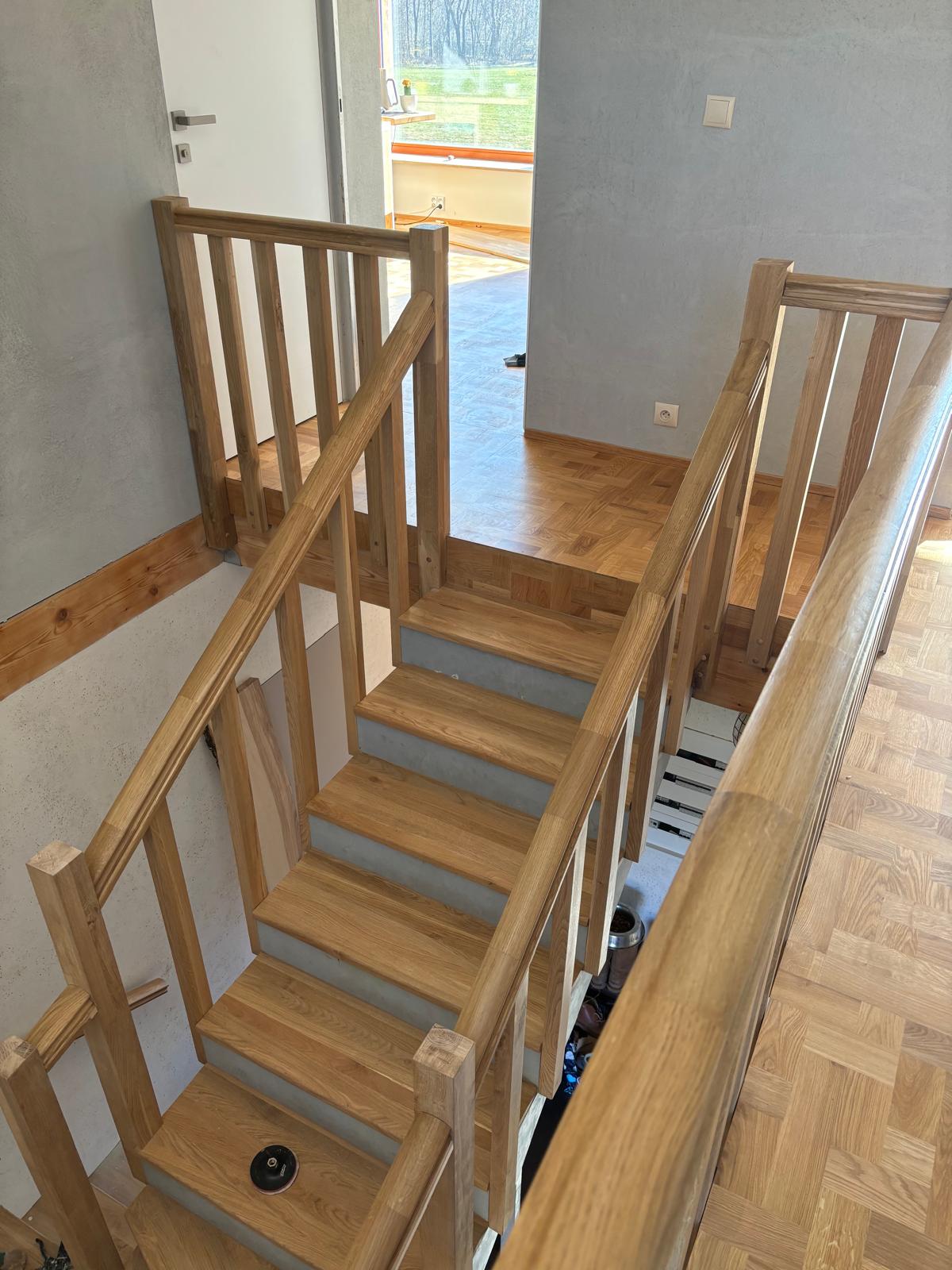 Bukové schodiště v interiéru